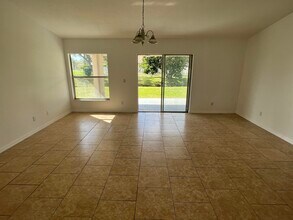 2152 SW Best St in Port St. Lucie, FL - Foto de edificio - Building Photo