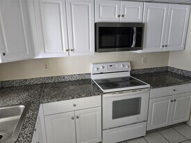 10050 Winding Lake Rd, Unit 103 in Sunrise, FL - Building Photo