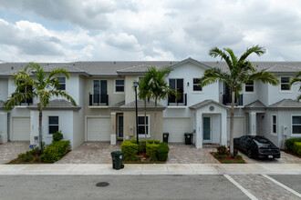 Long Pines Townhomes in Pompano Beach, FL - Building Photo - Building Photo