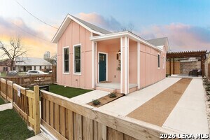 325 Montana St in San Antonio, TX - Building Photo