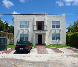 771 NE 126th St in North Miami, FL - Foto de edificio - Building Photo