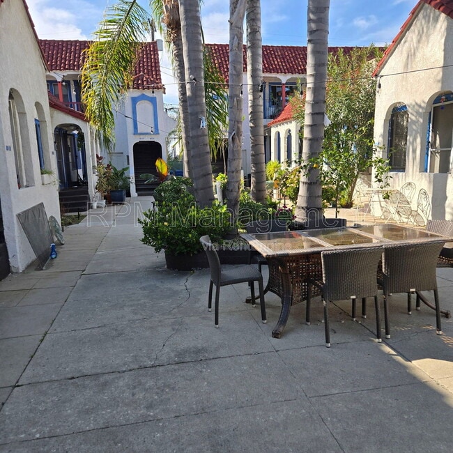 829 1/4 N Formosa Ave in Los Angeles, CA - Building Photo - Building Photo