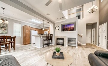 2352 la Villa Way in Redding, CA - Building Photo - Building Photo