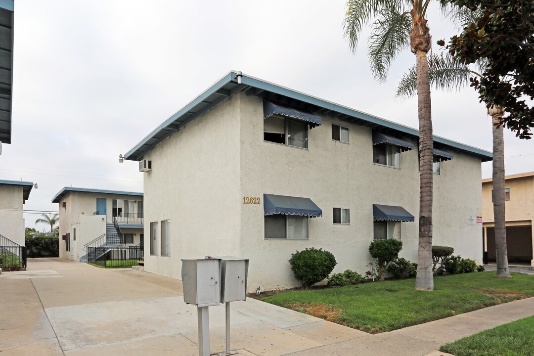 12622 Sunswept Ave in Garden Grove, CA - Foto de edificio