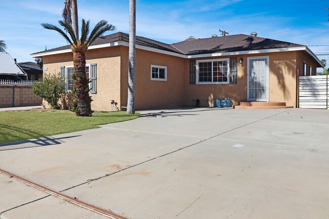 16115 Dubesor St in La Puente, CA - Foto de edificio - Building Photo