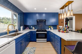 1368 1/2 Yosemite Dr in Eagle Rock, CA - Foto de edificio - Interior Photo