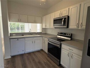 8079 Pacific Beach Dr in Ft. Myers, FL - Building Photo - Building Photo