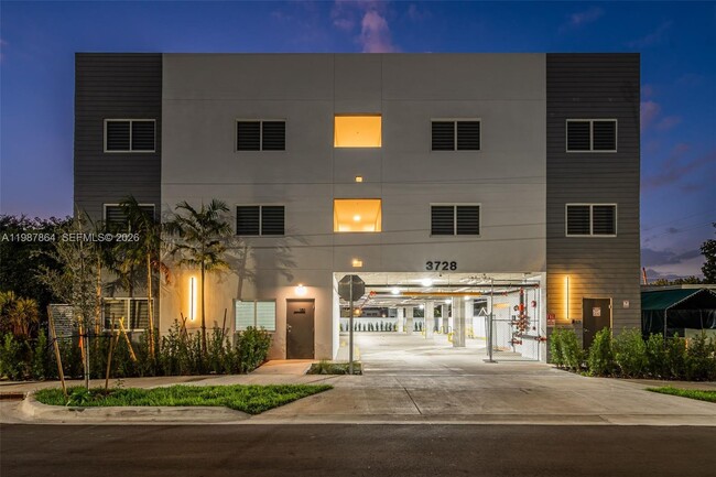3728 NW 19th Ave, Unit 307 in Miami, FL - Building Photo - Building Photo