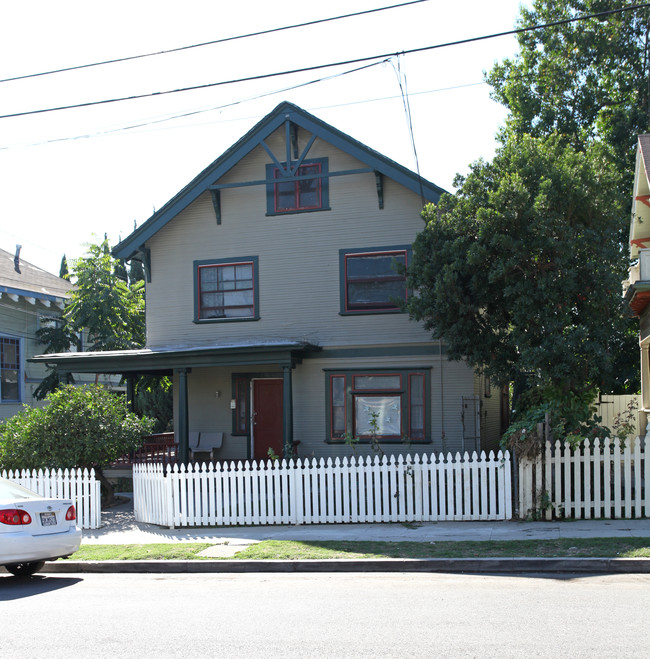 831 Kensington Rd in Los Angeles, CA - Foto de edificio - Building Photo