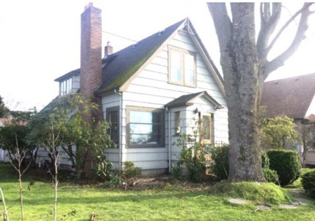 2330 Cornwall Ave in Bellingham, WA - Building Photo