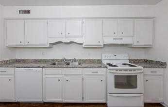 1704 12th Pl S, Unit A in Phenix City, AL - Building Photo - Building Photo