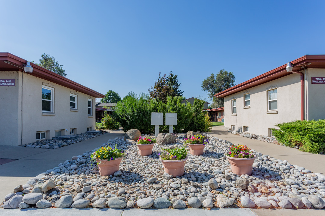 Squire Gardens Apartments in Lakewood, CO - Building Photo