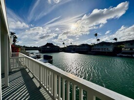 369 Opihikao Pl in Honolulu, HI - Building Photo