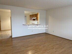 15711 63rd St Ct E, Unit B in Sumner, WA - Foto de edificio - Building Photo