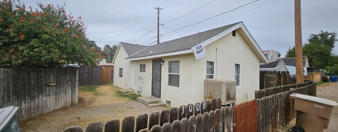 300 Linda Vista Dr in Bakersfield, CA - Building Photo