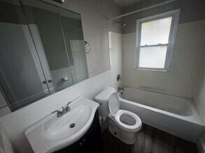 390 E 162nd St in Cleveland, OH - Building Photo - Building Photo