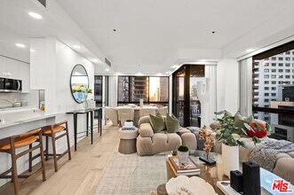 10750 Wilshire Blvd in Los Angeles, CA - Foto de edificio - Building Photo