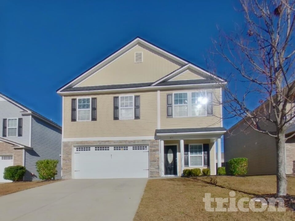 377 Longfellows Ln in Elgin, SC - Foto de edificio