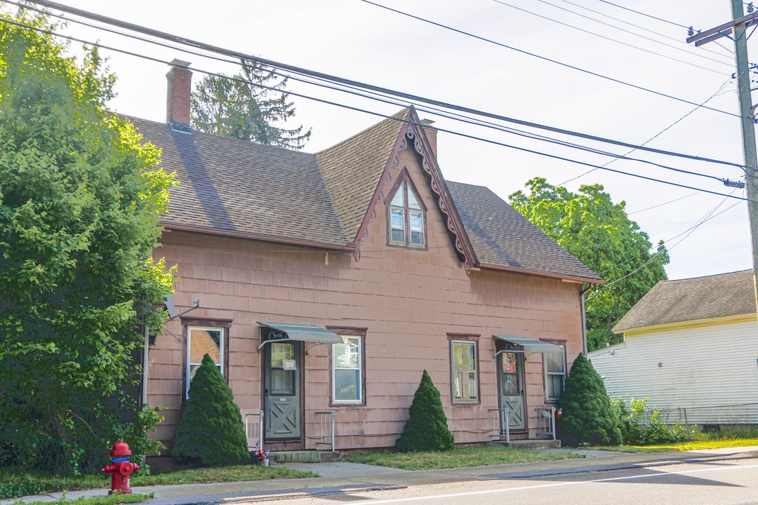 100-102 Taftville Occum Rd in Norwich, CT - Building Photo