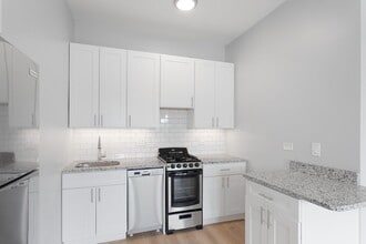 7600 N Sheridan Rd, Unit 306 in Chicago, IL - Building Photo - Building Photo