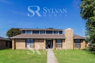 2211 Big Bend Dr in Carrollton, TX - Building Photo