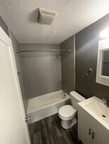 3567 Kimberly Downs Rd, Unit 7 in Davenport, IA - Building Photo