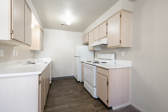 Summit Creek Apartments in Colorado Springs, CO - Building Photo - Interior Photo