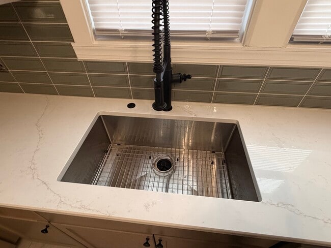 77 Lovering Ave, Unit #2 Upper Flat in Buffalo, NY - Foto de edificio - Building Photo