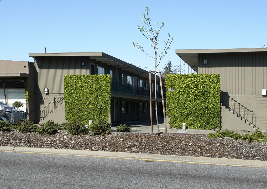 956 Woodside Rd in Redwood City, CA - Foto de edificio