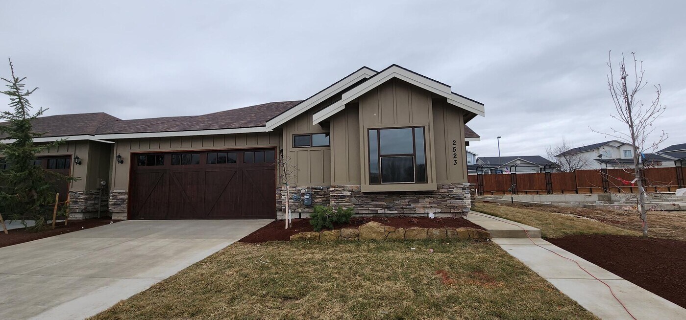 2523 E Hidden Crk St in Nampa, ID - Building Photo