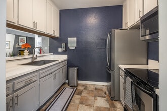 Newport Village Apartments in Costa Mesa, CA - Foto de edificio - Interior Photo