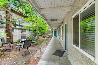 Ravenna Terrace Apartments in Seattle, WA - Building Photo - Building Photo