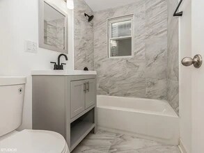 2102 W Roscoe St, Unit 2F in Chicago, IL - Building Photo - Building Photo