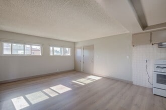 304 W Spruce Ave in Inglewood, CA - Building Photo - Building Photo