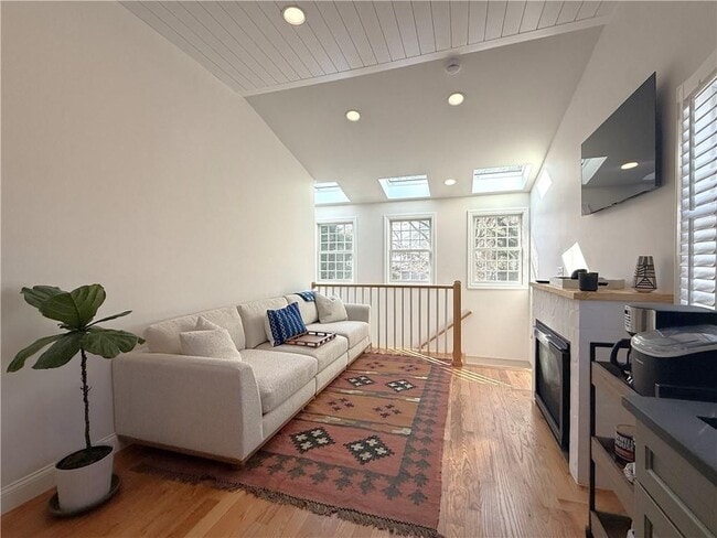 4 Cliff Ave in Newport, RI - Foto de edificio - Building Photo