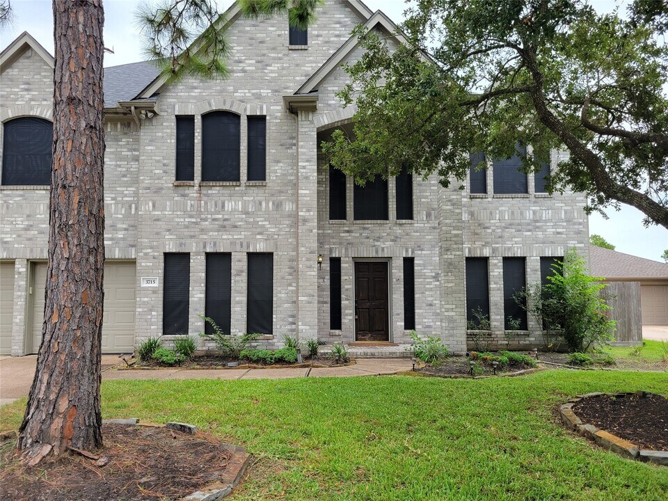 3715 Pinehurst Dr in Pearland, TX - Building Photo