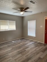 10910 Baltic Dr, Unit 1 in San Antonio, TX - Foto de edificio - Building Photo