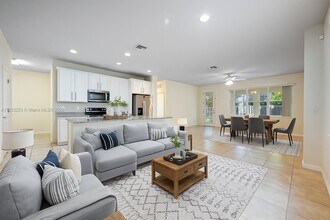 4255 Large Leaf Ln in Hollywood, FL - Building Photo - Building Photo
