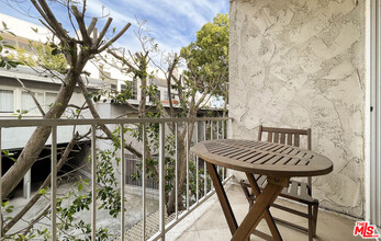 11656 Montana Ave in Los Angeles, CA - Building Photo - Building Photo