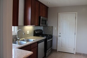 709 N Claremont St in San Mateo, CA - Building Photo - Building Photo