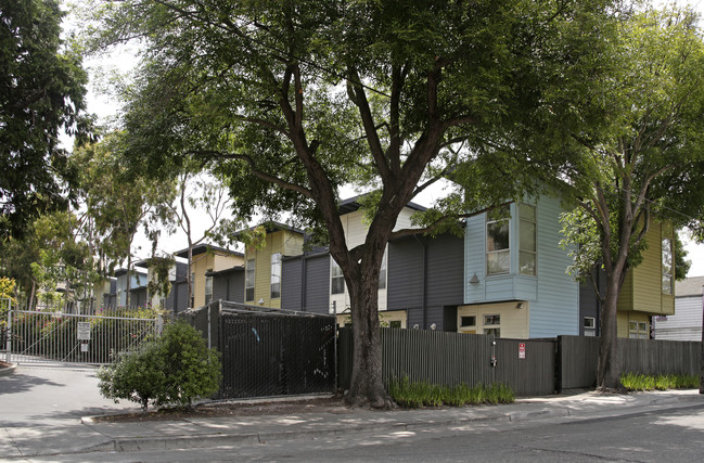 1220 32nd St in Oakland, CA - Foto de edificio - Building Photo