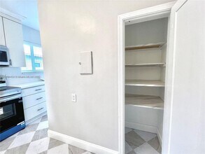 5924 SW 41st St in Miami, FL - Foto de edificio - Building Photo