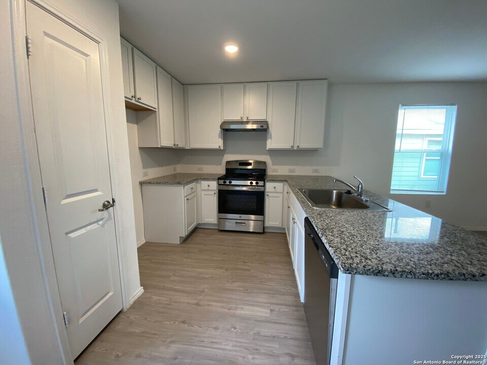 10126 Asta Trl in San Antonio, TX - Building Photo