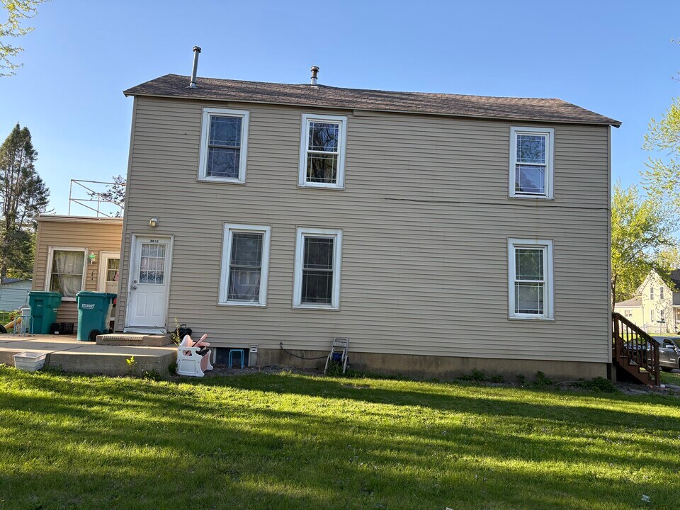 304 Highland Ave, Unit Upstairs in Owatonna, MN - Foto de edificio