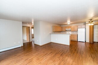 Charlotte Court Apartments in Antigo, WI - Foto de edificio - Building Photo