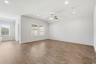 3935 Country Club Dr in Baytown, TX - Foto de edificio - Building Photo