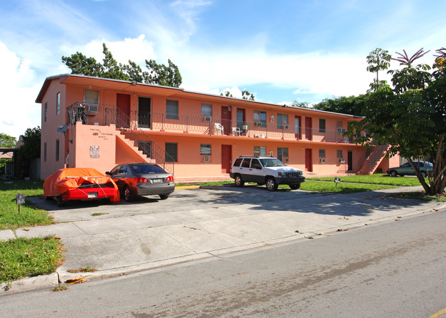 481 NW 30th St in Miami, FL - Foto de edificio - Building Photo