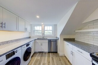 89 Harrison Ave, Unit C in Newport, RI - Building Photo - Building Photo