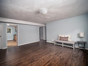 48 Bryon Rd in Boston, MA - Foto de edificio - Building Photo