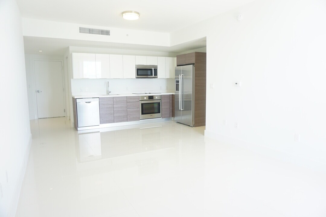 1010 SW 2nd Ave, Unit 1610 in Miami, FL - Building Photo